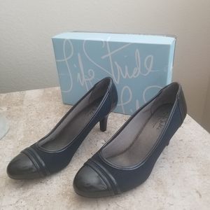 LifeStride Navy Pump